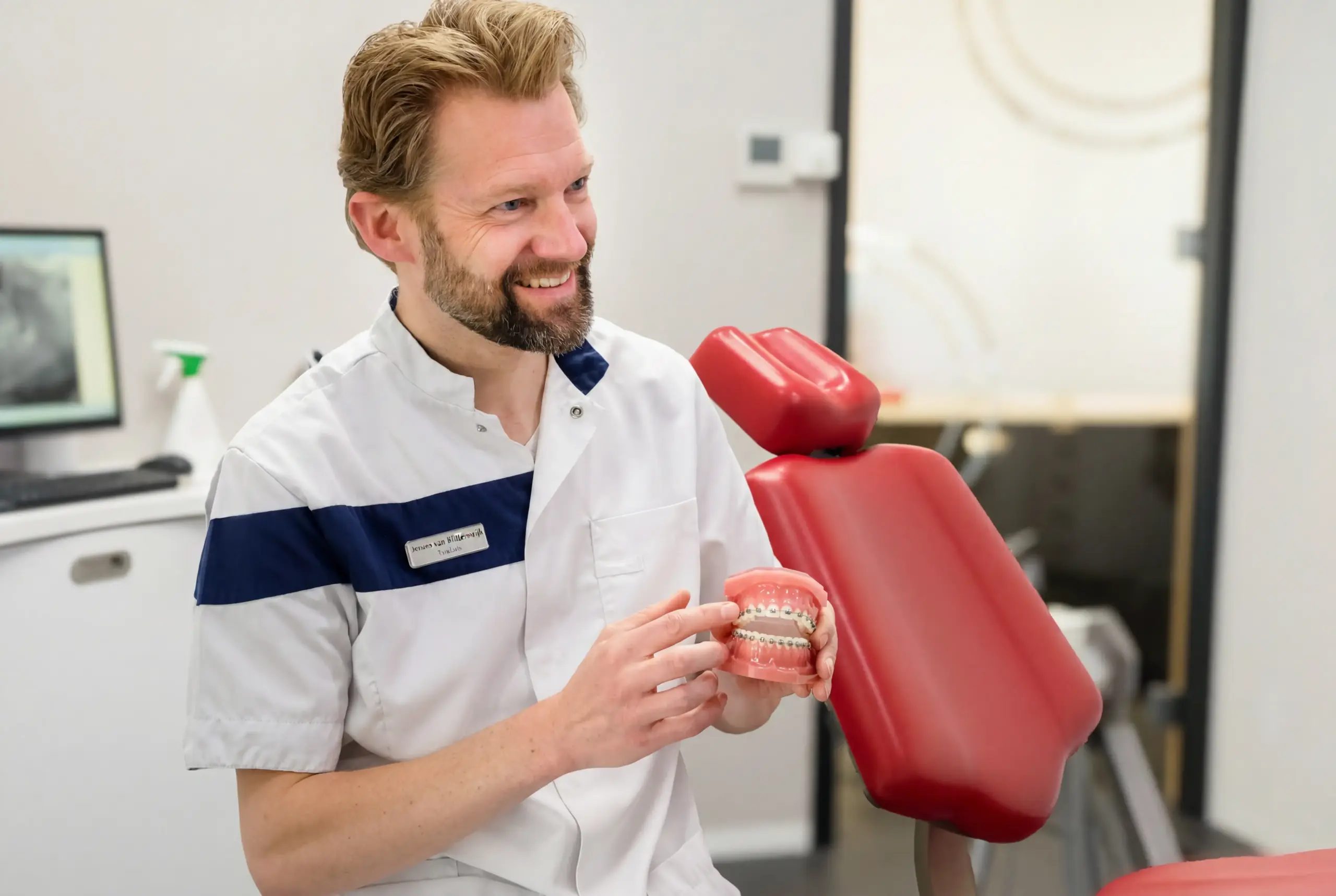 jeroen-van-blitterswijk-tandarts-orthodontie-ortho-laak-den-haag Jeroen van Blitterswijk, praktijkeigenaar en tandarts voor orthodontie bij Ortho Laak in Den Haag, legt een beugelbehandeling uit