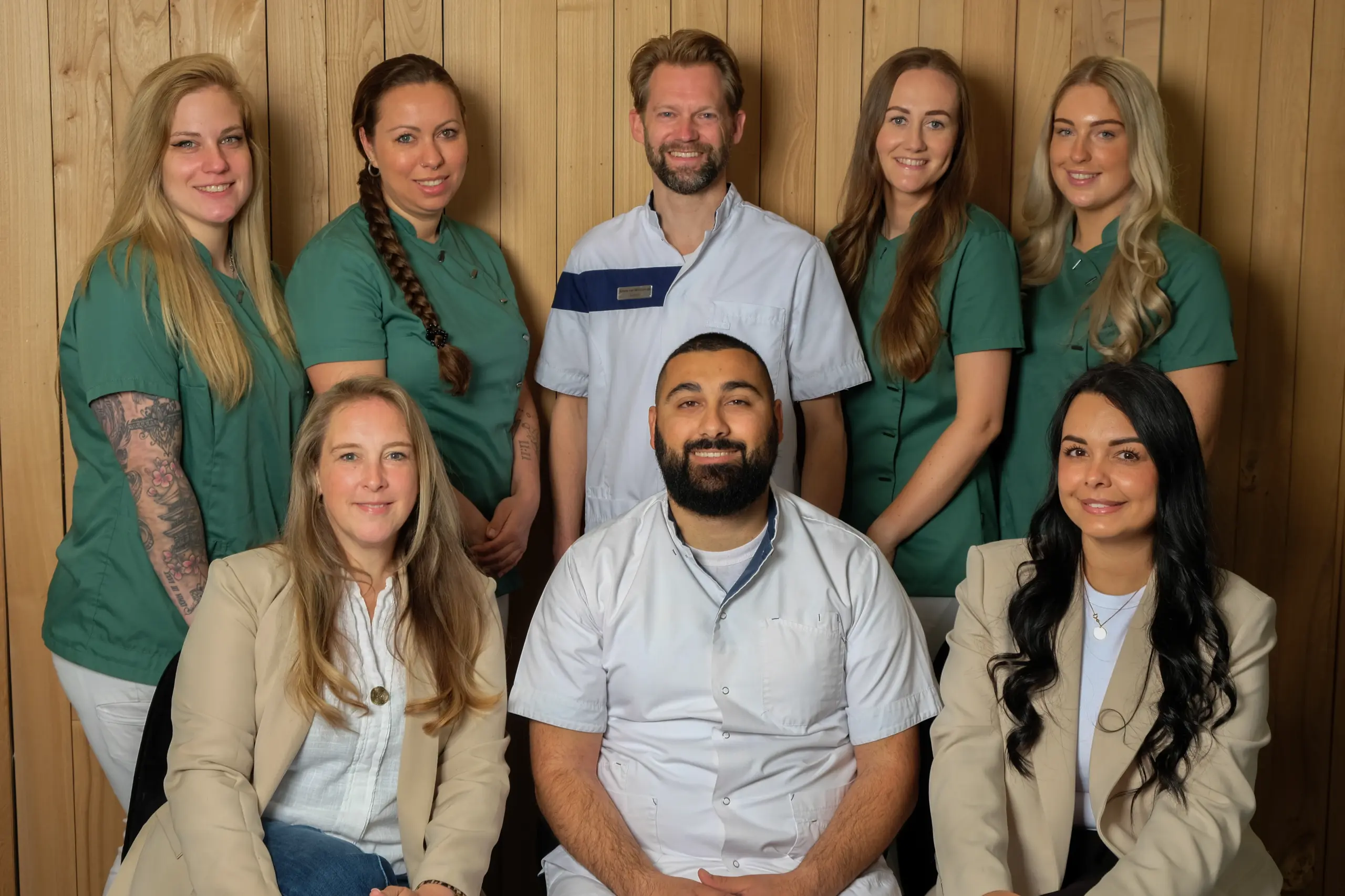 Team van Ortho Laak, orthodontiepraktijk in Den Haag, poseert samen voor een teamfoto